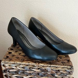 Life Stride, black leather pumps, 11